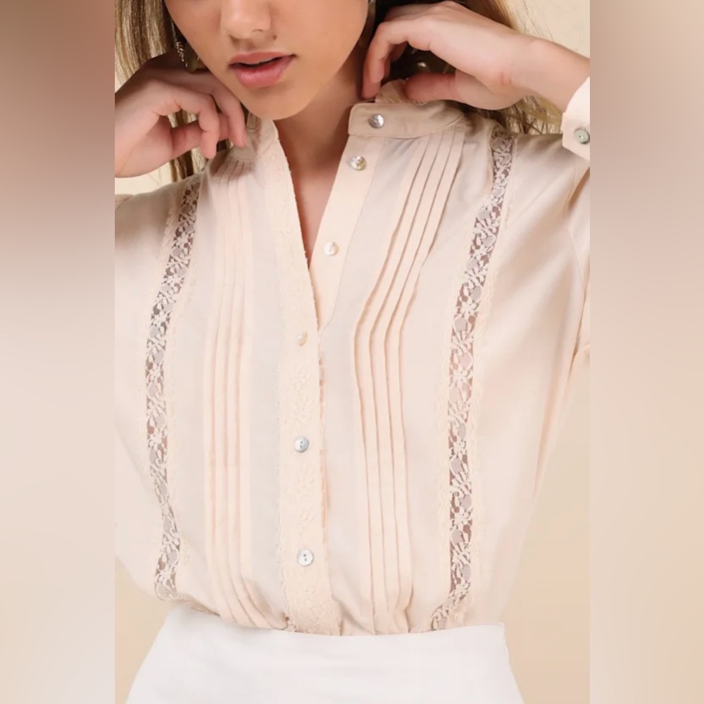 NWT Lulu's Cream Pleated Lace Mock Neck Button-Up Top - Medium
